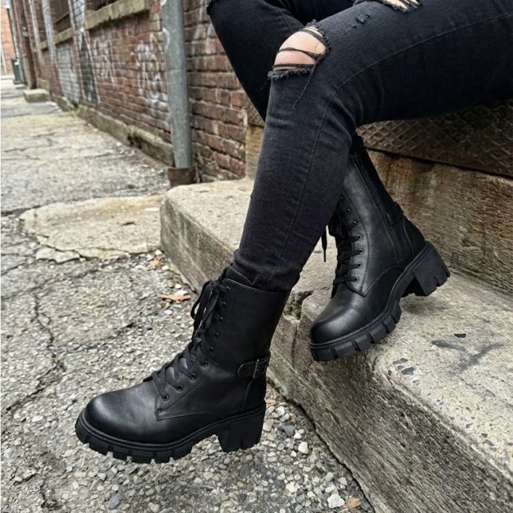 NWT Bonnibel Black Combat Boots Chunky Lug Sole Lace Up Buckle Moto 2.5” Heel